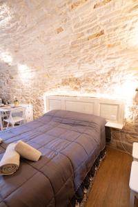 ジョヴィナッツォにあるPiccola Pietra Biancaの石壁のベッドルーム1室
