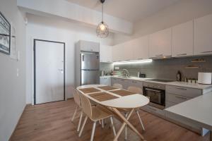Kuchyňa alebo kuchynka v ubytovaní Exclusive apartment in the heart of Athens