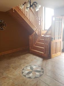 um quarto com uma escada e piso em azulejo em Springmount Vacation 