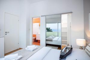 Posteľ alebo postele v izbe v ubytovaní Villa Morčić with a sea view - Rijeka