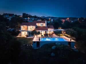 Bazén v ubytovaní Villa Morčić with a sea view - Rijeka alebo v jeho blízkosti