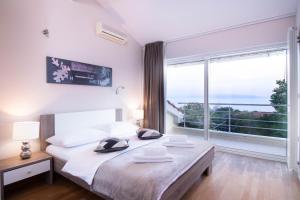 Posteľ alebo postele v izbe v ubytovaní Villa Morčić with a sea view - Rijeka