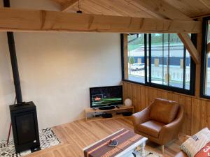 un soggiorno con sedia e TV di :Le tchanqué du bassin d'arcachon a Lège-Cap-Ferret