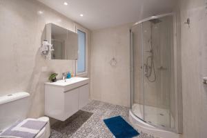 A bathroom at Exclusive apartment in the heart of Athens Még 27 kép
