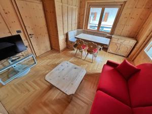 an overhead view of a living room with a red couch at Appartamenti Mottini Plaza in Livigno