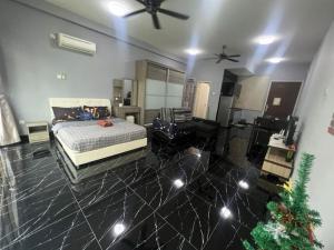 Un dormitorio con una cama y un árbol de Navidad en él en 23-Mount Austin Palazio ModernHome Studio Wi-Fi TvBox, en Johor Bahru
