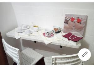 uma mesa com copos e pires em Casa Vacanza Mary em Santeramo in Colle