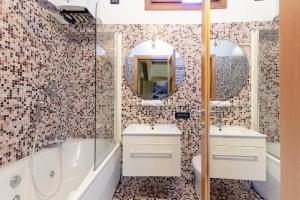 a bathroom with a tub and a toilet and a sink at Al Campanile Madonna dell'Orto in Venice