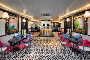 eine Lobby eines Hotels mit Stühlen und Tischen in der Unterkunft Verdure Lotus Cruises in Hạ Long