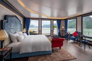 ein Schlafzimmer mit einem großen Bett und einem großen Fenster in der Unterkunft Verdure Lotus Cruises in Hạ Long