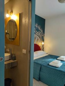 a small bedroom with a bed and a mirror at LUDUS ROOMS in Rome