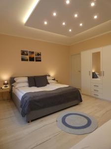 1 dormitorio con 1 cama grande con alfombra azul en Milano Vendégház en Bakonybél