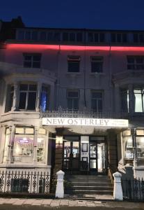 un edificio blanco con un nuevo signo de Oxbey. en The New Osterley Hotel, en Blackpool