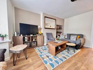 uma sala de estar com um sofá e uma mesa em Guest House Rooms Birmingham em Birmingham