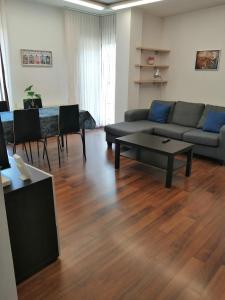 a living room with a couch and a table at Apartamento Ibañez Martín in Mora de Rubielos