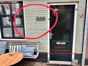 dom z czerwonym pierścieniem wokół drzwi w obiekcie Appartementen in het centrum van Hoorn w mieście Hoorn