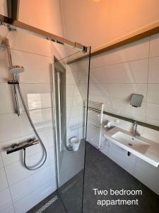 y baño con ducha y lavamanos. en Appartementen in het centrum van Hoorn en Hoorn