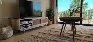 TV a/nebo společenská místnost v ubytování Casa eucalyptus moraira