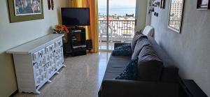 sala de estar con sofá y TV en Eldorado Luis 1bedroom ocean view, en Playa de las Américas