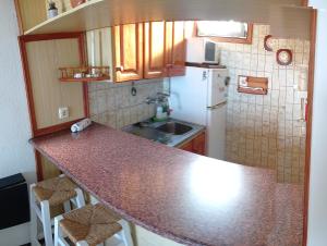 プラヤ・デ・ラス・アメリカスにあるEldorado Luis 1bedroom ocean viewのキッチン(カウンタートップ、冷蔵庫付)