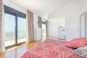 A bed or beds in a room at La Primera Még 37 kép