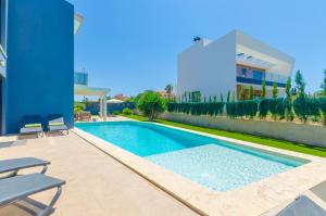 The swimming pool at or close to La Primera