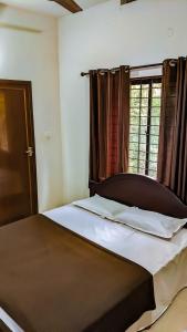 1 cama grande en un dormitorio con ventana en Shangri-laa hotel apartments, en Tāzhekkod