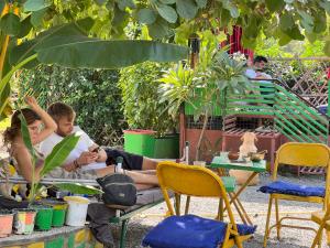 Namaste India في بوشكار: يجلس شخصان على مقعد تحت شجرة