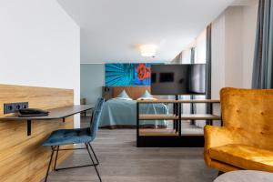 Habitación de hotel con cama y TV en Trip Inn Hotel & Suites Essen en Essen