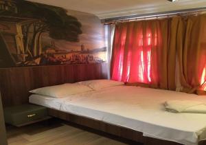 1 dormitorio con 2 camas y cortina roja en Old One, en Estambul