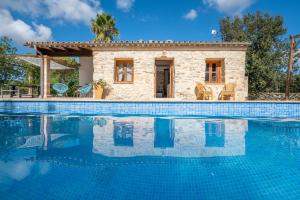 Hồ bơi trong/gần Finca Marina Pollença