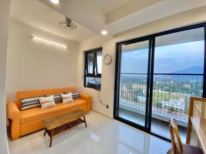 - un salon avec un canapé et une grande fenêtre dans l'établissement OSIMI building PHU MY - C1104, à Phú Mỹ