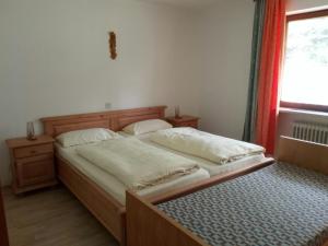 een slaapkamer met een bed en een raam bij Sollingerhof in Teisendorf