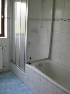 een badkamer met een bad en een douche bij Sollingerhof in Teisendorf