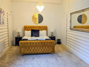 1 dormitorio con cama y lámpara de araña en Kaoglen Doe-Feature Bathroom-Cairngorms-Pets Allowed, en Balnald