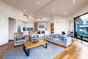 ein Wohnzimmer mit einem Sofa und einem Tisch in der Unterkunft At The Bay in Coles Bay