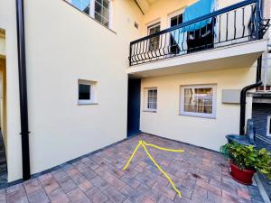 Blick auf ein Haus mit gelber Linie auf einer Terrasse in der Unterkunft Convini Bed & Bathroom Homestay in Pristina