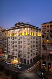 Wish More Hotel Şişli في إسطنبول: مبنى شقة في الليل مع إضاءة