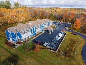 uma vista aérea de um grande edifício com estacionamento em Comfort Inn & Suites Wilton em Wilton