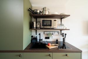 Black F Tower - Serviced Apartments的厨房或小厨房