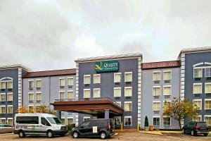 Un hotel con coches aparcados delante. en Quality Inn & Suites CVG Airport, en Erlanger