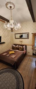 プラハにあるSt. Terezie - Baroque Residenceのベッドルーム1室(大型ベッド1台、シャンデリア付)