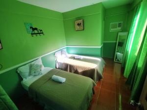Postel nebo postele na pokoji v ubytování Santimart Backpackers Coron