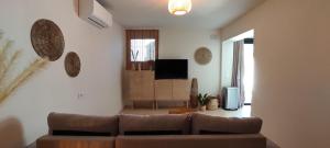 TV a/nebo společenská místnost v ubytování Casa eucalyptus moraira