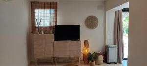 TV a/nebo společenská místnost v ubytování Casa eucalyptus moraira