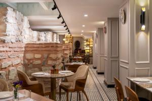 un restaurant avec des tables et des chaises et un mur en briques dans l'établissement Royan Hotel Hagia Sophia, a member of Radisson Individuals, à Istanbul