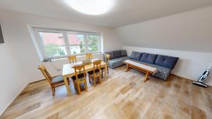Apartmány U Mirase的休息区