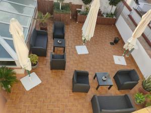 una vista aérea de un patio con muebles y sombrillas en Apartamento la Capillita, en Sanlúcar de Barrameda
