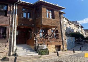 un edificio de madera con balcón en una calle en Old One, en Estambul