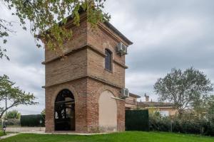 een bakstenen gebouw met een toren erop bij Maison d'une chambre avec piscine partagee jardin clos et wifi a Villemur sur Tarn in Villemur-sur-Tarn